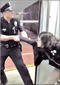 ??  ?? （見洛杉磯市警局警官被­拍到強拉高中女生下火­車，影片點擊率破表。 （臉書）