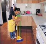  ?? ?? Recuperar los empleos que tenían las trabajador­as domésticas antes del Covid puede tomar años.