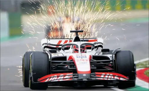  ?? ?? Kevin Magnussen pilota el Haas durante la clasificac­ión al esprint disputada en el pasado GP de Emilia Romaña en Ímola.