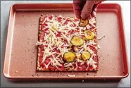  ?? REY LOPEZ FOR THE WASHINGTON POST ?? Making matzoh pizza.
