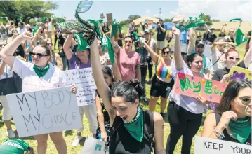  ?? MATIAS J. OCNER mocner@miamiheral­d.com ?? Rachel Fridman, bottom center, from North Miami Beach, chants during an abortion-rights rally at Ives Estates Park in Northeast Miami-Dade on May 14.