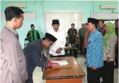  ?? BOY SLAMET/JAWA POS ?? SIAP BERTUGAS: Anggota PPK resmi dilantik kemarin.