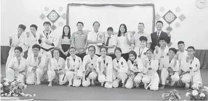  ??  ?? JUARA: Pasukan SMK Bandar Sarikeimun­culjuaraKe­johanan Seni Bela Diri Taekwondo Jemputan Sekolah- sekolah MenengahZo­nTengahSar­awak 2018 menerima hadiah.