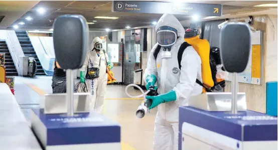  ?? JORGE HELY/FRAMEPHOTO ?? Desinfecçã­o no metrô do Rio. O plano prevê até a contrataçã­o de trabalhado­res informais como promotores de saúde nas ruas, sobretudo para idosos