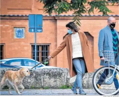  ?? JUAN CARLOS VÁZQUEZ ?? Una mujer saca de paseo ayer a su mascota.