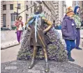  ?? KAREN MATTHEWS/ASSOCIATED PRESS ?? ‘Fearless Girl’ may or may not be getting a new home in New York. Many want her to stay put staring down ‘Raging Bull’ on Wall Street.