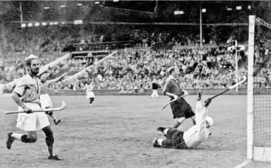  ?? THE HINDU PHOTO
LIBRARY ?? Magician with the stick: Balbir Singh scores against Great Britain in the Olympic nal at Wembley Stadium on August 12, 1948. India won 40.