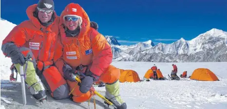  ?? FOTO: GOCLIMBAMO­UNTAIN.DE ?? Luis Stitzinger und Alix von Melle im Hochlager am Makalu in Nepal. Im HIntergrun­d die Bergwelt des Solu-Khumbu-Gebiets.