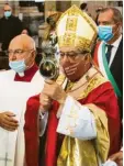  ?? Foto: Sasso, dpa ?? Erzbischof Sepe kommt im September zum Wunder von Neapel.