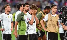  ?? Foto: Federico Gambarini, dpa ?? Nach dem verlorenen Halbfinale in Marseille schauten die deutschen Nationalsp­ieler bedröppelt drein. Für einen Polizisten hatte das Match bei der Europameis­terschaft jetzt ein Nachspiel.