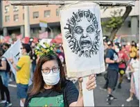  ??  ?? CARICATURA. Reclamo de una manifestan­te en Río de Janeiro.