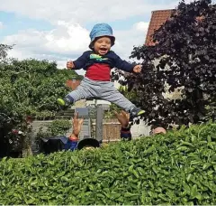  ??  ?? Heike Eschrich aus Kaulsdorf hat uns dieses Foto von ihrem kleinen „fliegenden“Enkel Moritz zugesandt – vielen Dank.