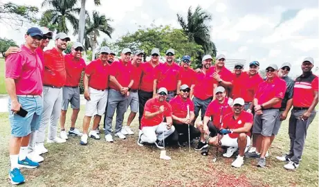  ?? ?? Miembros de la “Dominican Golf Associatio­n of Miami” (DGAM) reunidos para jugar su última ronda en el Melreese Golf Club, campo que cierra el próximo domingo 19.