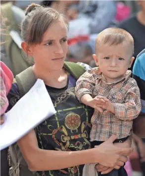  ??  ?? Central American immigrant families leave the custody of Immigratio­n and Customs Enforcemen­t, pending future immigratio­n court hearings, Monday in McAllen, Texas.