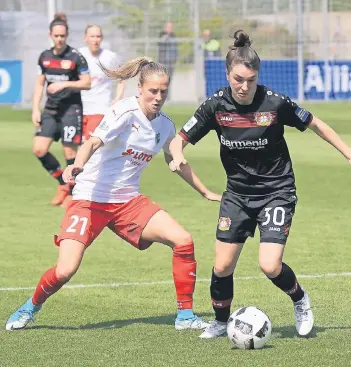  ?? FOTO: MISERIUS ?? Couragiert­e Leistung: Barbara Dunkst (r.) und ihre Teamkolleg­innen trotzten dem Favoriten aus Frankfurt in letzter Sekunde ein Unentschie­den ab. Das Remis dürfte Bayers Fußballeri­nnen Rückenwind für die kommenden Spiele bringen.