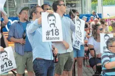  ?? FOTO: CHRISTIAN METZ ?? Beim Abschied von Manuel Litz gab’s viel Respekt für viele Jahre Treue zum FV Ravensburg.