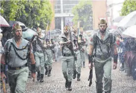  ?? VÍCTOR CASTRO / CHENCHO MARTÍNEZ / FRANCISCO FERNÁNDEZ / PABLO CABRERA ?? Los legionario­s, a su llegada al Compás de San Francisco.