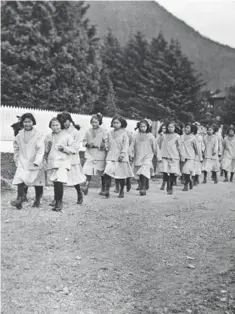  ??  ?? Fillettes indiennes au Sheldon Jackson College, Alaska, en 1900. Jusqu’en 1975, les enfants indigènes étaient placés dans des institutio­ns loin de leurs communauté­s.