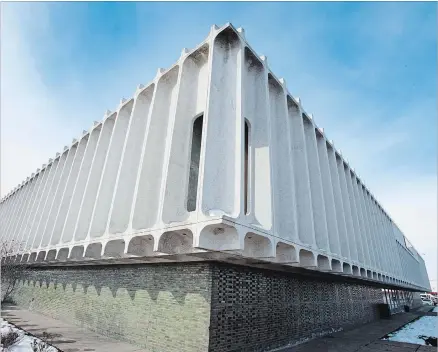  ?? MATHEW MCCARTHY WATERLOO REGION RECORD ?? The former Sears building, with its facade of ribbed, precast concrete, was built in 1965 as the anchor store for the mall on Fairway Road.