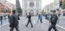  ?? FOTO: VALERY HACHE/DPA ?? Polizisten der Gendarmeri­e sichern nach dem Anschlag in Nizza das Gebiet um die Basilika Notre-Dame.
