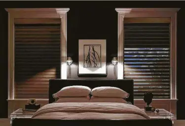  ?? Creators Syndicate photo ?? What’s interestin­g about this bedroom furniture arrangemen­t is the confidence. Someone bravely decided that it would be suitable to position the headboard on the window wall without worrying about partially blocking windows. By using a window treatment...
