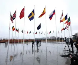  ?? AP / NTB ?? Det svenske flagget skal heretter henge mellom Spania og Tyrkia utenfor Natos hovedkvart­er i Brussel.