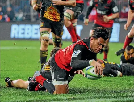  ?? PHOTO: PHOTOSPORT ?? Seta Tamanivalu scores for the Crusaders against the Chiefs in last year’s Super Rugby semifinal.