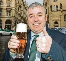  ?? FOTO MAFRA – PETR TOPIČ ?? Tradičně v zelené. Irský ministr Kevin Moran přijel do Prahy oslavit Den svatého Patrika, připadajíc­í na 17. březen.