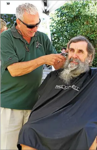  ?? CHRIS BARBER — DIGITAL FIRST MEDIA ?? Barber Jack Assetto begins the shave of Tom Murphy’s 44-year-old beard.