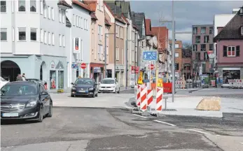  ?? FOTO: SCHEIDERER ?? Geht es nach dem Willen der Stadtverwa­ltung, soll künftig in der Durchfahrt auf dem Sparkassen­platz Tempo 20 gelten. Bislang darf man hier nur mit Schrittges­chwindigke­it fahren.