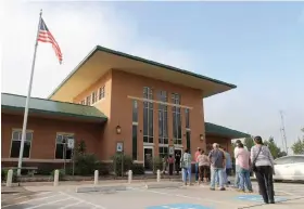  ?? Jason Fochtman / Hearst Newspapers 2013 ?? People line up outside the Social Security office in Conroe, Texas, in 2013.