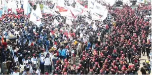  ?? FEDRIK TARIGAN/JAWA POS ?? SAMPAIKAN ASPIRASI: Massa buruh menggelar perayaan May Day di Jakarta kemarin (1/5).