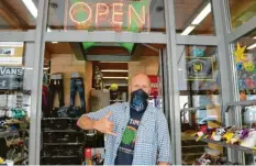  ?? Foto: David Holzapfel ?? Matthias Jung posiert vor seinem Laden, den er seit diesem Montag wieder öffnen darf.