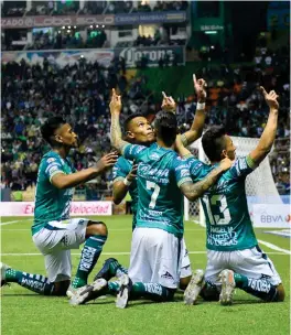  ??  ?? GOLEADORES. Jugadores de León celebran una anotación en el Clausura 2020.
