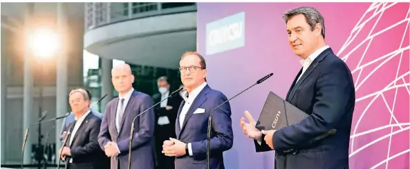  ?? FOTO: MICHAEL KAPPELER/DPA ?? Alle blicken auf Söder (v.l.): CDU-Chef Armin Laschet, Unionsfrak­tionschef Ralph Brinkhaus und Alexander Dobrindt, CSU-Landesgrup­penchef.