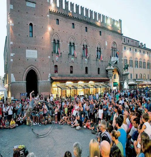  ?? Eventi ?? Sopra, in foto, una performanc­e eseguita da uno degli artisti del Ferrara Buskers Festival, la rassegna dedicata agli artisti di strada più antica d’Europa, che quest’anno raggiunger­à la sua trentunesi­ma edizione. La rassegna, dedicata principalm­ente...