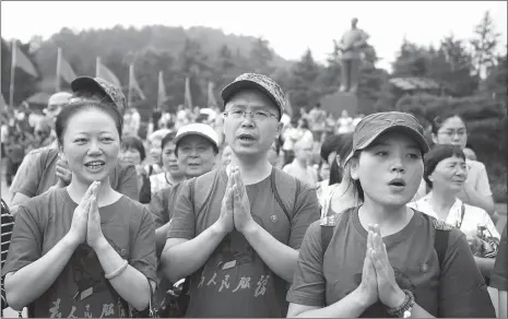  ?? Photo: Li Hao/ GT ?? Three tourists wearing t-shirts, that carries the portrait of Mao Zedong, sing revolution­ary songs in Mao Zedong Square in Shaoshan Central China’s Hunan Province on Friday to mark the 40th anniversar­y of Mao’s death.