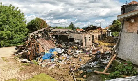  ?? Fotos: Nadine Rau ?? Ein Bild der Verwüstung: Nach dem verheerend­en Brand auf ihrem Pferdehof in Deisenhaus­en warten Franz und Andrea Thalhofer darauf, dass die Überreste abgeholt wer‰ den.