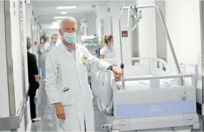  ??  ?? El jefe del servicio de Urología del Complejo Hospitalar­io, Manuel Montesino, en la planta de hospitaliz­ación.
