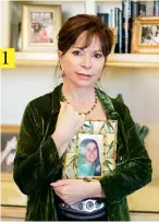  ??  ?? RETAZOS DE VIDA 1. Isabel Allende con el retrato de su hija Paula, que murió, en California en 1992, de porfiria. 2. En 2014, la escritora recibió la Medalla de la Libertad de Estados Unidos, de manos del presidente Barack Obama. 3. Isabel Allende, en...