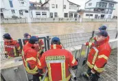  ??  ?? Feuerwehr und THW haben die mobilen Schlauchsy­steme in der Weilervors­tadt und Mühlvorsta­dt vorbereite­t. Auch die Garteneing­änge der Häuser direkt an der Donau wurden mit einem Balkensyst­em zugemacht.