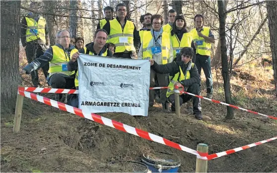  ??  ?? Autodenomi­nados observador­es junto a um dos esconderij­os de armamento ontem identifica­dos pela ETA no Sul de França