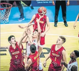  ?? FOTO: FIBA ?? Pau Tendero, rodeado de rivales. El escolta balear se fue hasta 26 puntos