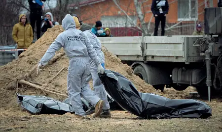  ?? ?? Orrore
Le operazioni per il recupero delle salme dei civili massacrati a Bucha, in Ucraina; in basso il procurator­e Roberto Rossi