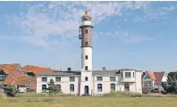  ??  ?? Seit mehr als 135 Jahren in Betrieb: Der Leuchtturm von Timmendorf auf der Insel Poel.