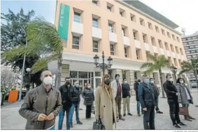  ?? LOURDES DE VICENTE ?? Protesta de alcaldes ante la Junta, ayer en Cádiz, por los deplazamie­ntos en la vacunación de mayores.