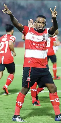  ?? ALLEQ QOMARULLA/JAWA POS ?? SELEBRASI: Greg Nwokolo mencetak gol semata wayang Madura United ke gawang Tira Persikabo di Stadion Gelora Bangkalan tadi malam.