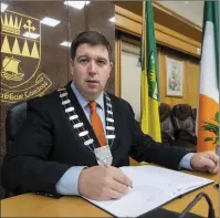  ?? Photo by Domnick Walsh. ?? Mayor of Kerry Niall Kelleher signs the book of condolence­s for Gay Byrne in Kerry County Council’s chambers in Tralee.