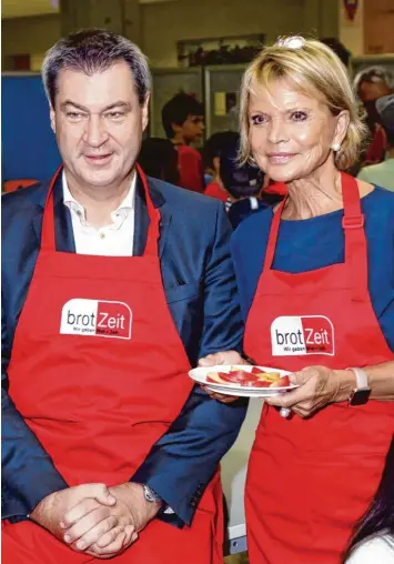  ?? Foto: Dave Bedrosian, imago ?? Die Schauspiel­erin Uschi Glas gründete den Verein „brotZeit“, der Kindern an Schulen ein Frühstück bereitet. Ministerpr­äsident Markus Söder kam auch schon vorbei.