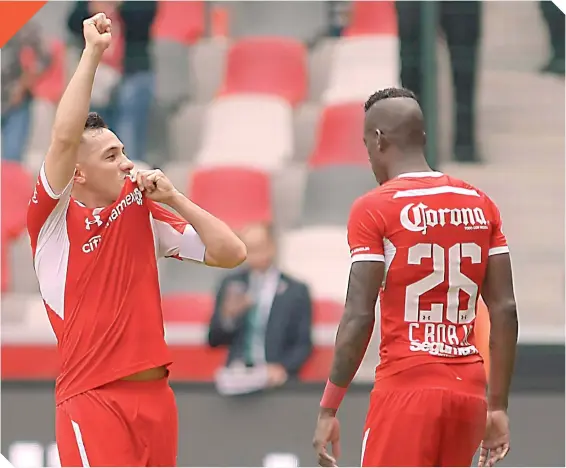  ??  ?? El “Cocho” besó el escudo y dedicó el gol a la tribuna del Nemesio Díez.